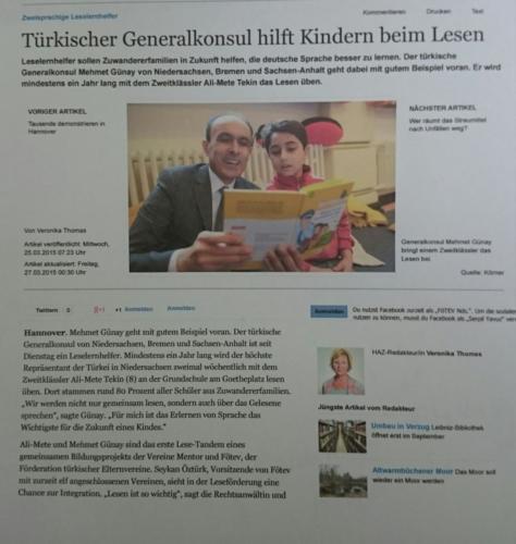 Türkischer Generalkonsul hilft Kindern beim Lesen